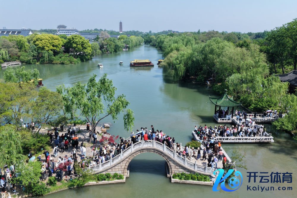 5月1日，搭客在江苏扬州瘦西湖欣忭区游玩（无东说念主机相片）。新华社发（孟德龙摄）